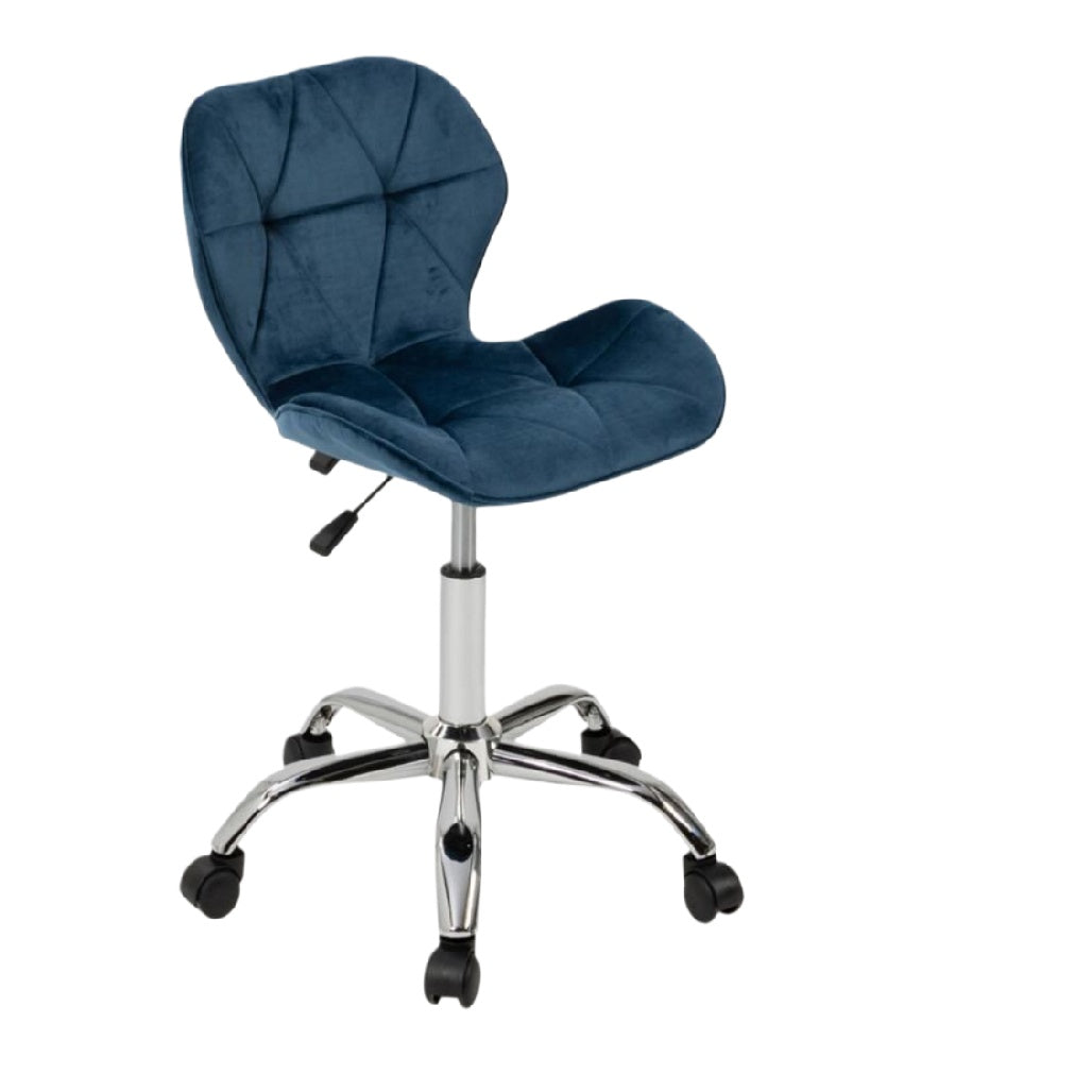 Chaise de bureau réglable en velours bleu avec roulettes et support chromé.